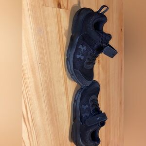 Under armour sneakers brand new
Tried on